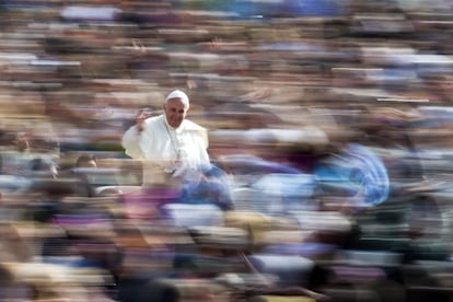 El Papa saluda a la multitud desde el papamóvil en la audiencia general en la plaza de San Pedro, el 6 de abril de 2016.
