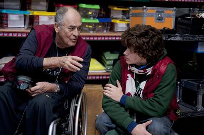 Bertolucci conversa con Jacopo Olmo Antorini en el set de grabación de la película 'Tú y yo', en el año 2012.