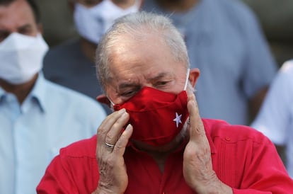 Lula tira a máscara para falar durante a votação de 15 de novembro de 2020.