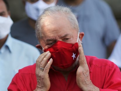 Lula tira a máscara para falar durante a votação de 15 de novembro de 2020.