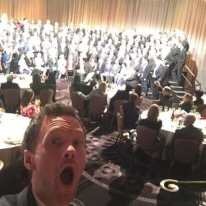 El maestro de ceremonias Neil Patrick Harris aprovechó para tomarse un selfie.