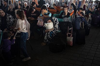 Palestinos esperan para cruzar a Egipto en el paso fronterizo de Rafah, este miércoles.