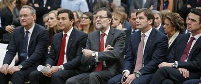 El presidente del Gobierno, en el centro, con Fabra a la izquierda y Barberá, detrás a la derecha.