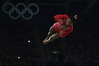 Simone Biles vuela en su primer salto, un Amanar.