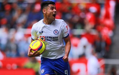 Felipe Mora celebra un gol con Cruz Azul. 