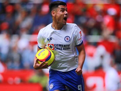 Felipe Mora celebra un gol con Cruz Azul. 