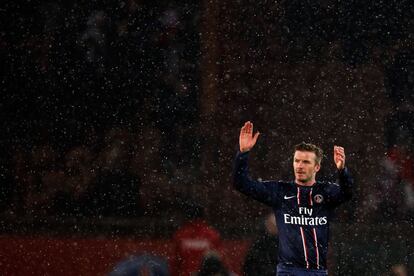 Beckham saluda al público durante un encuentro con el Marsella.