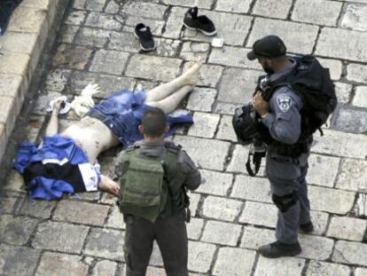 El cuerpo de un palestino abatido tras atacar a dos policías israelíes, en octubre en Jerusalén.