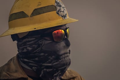 Un bombero observa el incendio registrado en La Rumorosa.