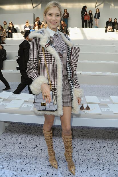 Con un estilo inconfundible Perminova se dejó ver con este mini conjunto de Tommy Hilfiger y sus botas-sandalia preferidas de Versace en el desfile de Chloé otoño-invierno 2013.