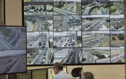 Monitores del centro de gestión del tráfico en Sevilla.
