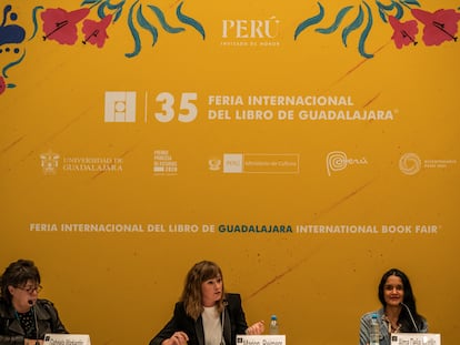 Gabriela Warkentin, Marion Reimers y Alma Delia Murillo, durante su participación esta tarde en la FIL.