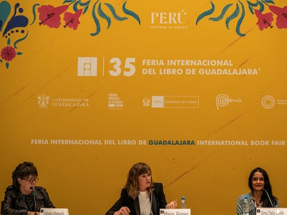 Gabriela Warkentin, Marion Reimers y Alma Delia Murillo, durante su participación esta tarde en la FIL.