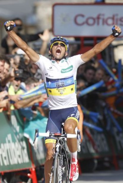 Contador entra triunfante en la línea de meta.