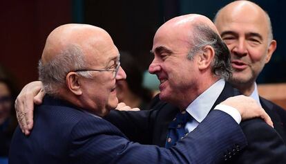 Guindos saluda al ministro de Finanzas franc&eacute;s, Michel Sapin, a su llegada al Eurogrupo.