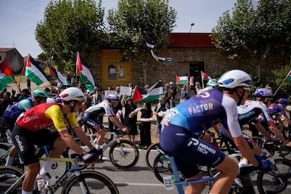 Manifestantes propalestinos al papso de los ciclistas por Robledo de Chavela, este sábado.  