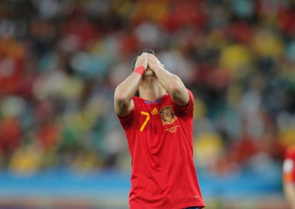 El delantero español se desespera ante todas las oportunidades perdidas.