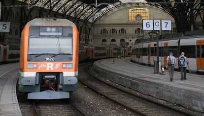 Un tren de Cercanías en la estación de França de Barcelona.