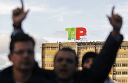 Trabajadores de la aerolínea TAP se manifiestan contra la privatización, hoy en el aeropuerto de Lisboa.