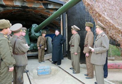 Kim Jong-un en el destacamento de defensa en el islote de Mahap en el condado de Ongjin, Hwanghae del sur. Fotografía sin fecha publicada por la KCNA el 11 de noviembre de 2016.