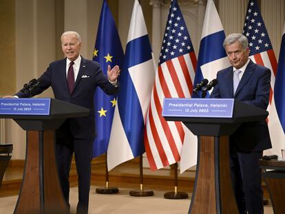 El presidente de Estados Unidos, Joe Biden, y su homólogo finlandés, Sauli Niinistö, este jueves en Helsinki.