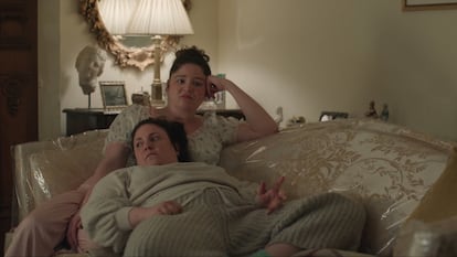 Megan Stalter y Lena Dunham (encima), en la serie de Netflix 'Sin medida'.