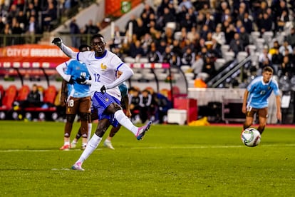 Kolo Muani anota el gol de penalti de Francia ante Bélgica, el primero de la selección gala y el primero de su cuenta.