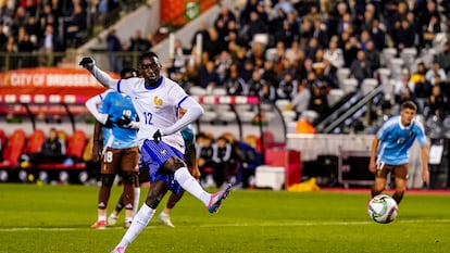 Kolo Muani anota el gol de penalti de Francia ante Bélgica, el primero de la selección gala y el primero de su cuenta.