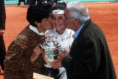 Arantxa Sánchez Vicario, con Marisa y Emilio, sus padres, tras ganar el Roland Garros de 1994.