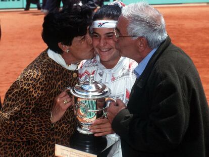 Arantxa Sánchez Vicario, con Marisa y Emilio, sus padres, tras ganar el Roland Garros de 1994.