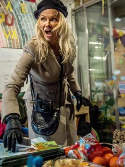 Pamela Anderson, en el campo de refugiados Grande-Synthe, en Francia.