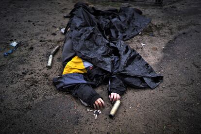Uno de los cadáveres abandonados en las calles de Bucha tras la retirada de los rusos, a principios de abril, tras un mes de ocupación e intensos combates en los que murieron más de 400 civiles, muchos de ellos torturados y ajusticiados. En una imagen tomada el 3 de abril de 2022. 