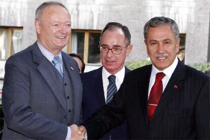 El presidente del Parlamento austriaco, Andreas Kohl (izqda.), saluda a su homólogo turco, Bulent Arinc, antes del encuentro que mantuvieron en Ankara.