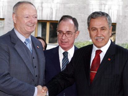 El presidente del Parlamento austriaco, Andreas Kohl (izqda.), saluda a su homólogo turco, Bulent Arinc, antes del encuentro que mantuvieron en Ankara.