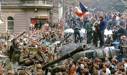 Cidadãos tchecos cercam tanques soviéticos, em 21 de agosto de 1968, em Praga.