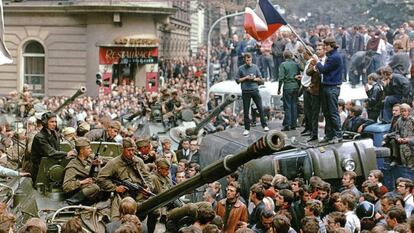 Cidadãos tchecos cercam tanques soviéticos, em 21 de agosto de 1968, em Praga.