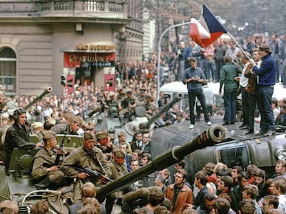 Cidadãos tchecos cercam tanques soviéticos, em 21 de agosto de 1968, em Praga.