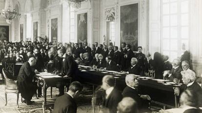 Hugh Wallace, embajador de EEUU en Francia, firma el Tratado de Trianón en el palacio de Versalles el 4 de junio de 1920.