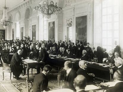 Hugh Wallace, embajador de EEUU en Francia, firma el Tratado de Trianón en el palacio de Versalles el 4 de junio de 1920. 