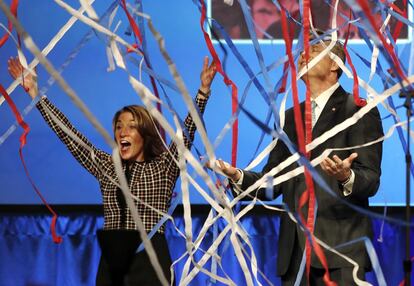 Los gobernadores republicanos Charlie Baker y Karyn Polito celebran los resultados de su candidatura, el 6 de noviembre de 2018 en Boston.