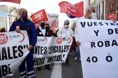 Un grupo de personas durante la marcha del Día Internacional del Trabajo por las calles de Madrid.