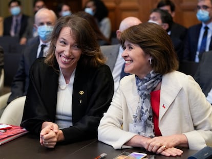 Las abogadas chilenas Carolina Valdivia Torres y Ximena Fuentes, en la Corte Mundial de La Haya, (Países Bajos), en diciembre de 2022.