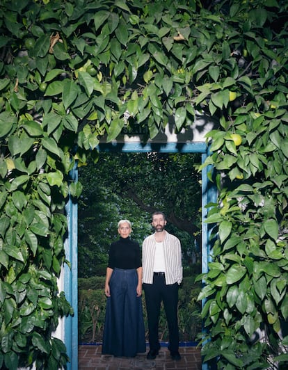 María van den Eynde, directora del festival Flora, y el director artístico Emilio Ruiz Mateo, fotografiados en el palacio de Viana de Córdoba, una de las sedes del festival.