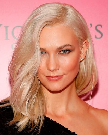 Karlie Kloss presumiendo de melena platino en la fiesta de Victoria's Secret.