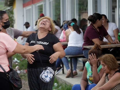 The relative of an inmate reacts while others try to comfort her as they wait for news about their loved ones outside the Centro Femenino de Adaptacion Social (CEFAS) women's prison following deadly riot in Tamara, on the outskirts of Tegucigalpa, Honduras, June 20, 2023. REUTERS/Fredy Rodriguez