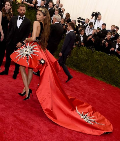 Zendaya con aparatoso modelo de Fausto Puglisi.