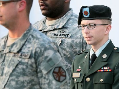 El soldado Manning se dirige a la sala del consejo de guerra, en Fuerte Meade.