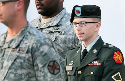 El soldado Manning se dirige a la sala del consejo de guerra, en Fuerte Meade.