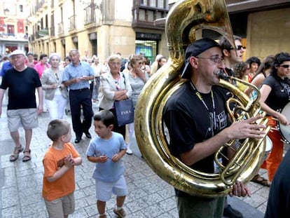 La Amama Luisa Brass Band, durante su recorrido ayer por la Parte Vieja de San Sebastián.