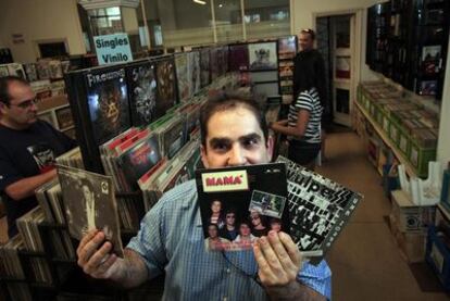Antonio Pérez en su tienda de discos Bangladesh.